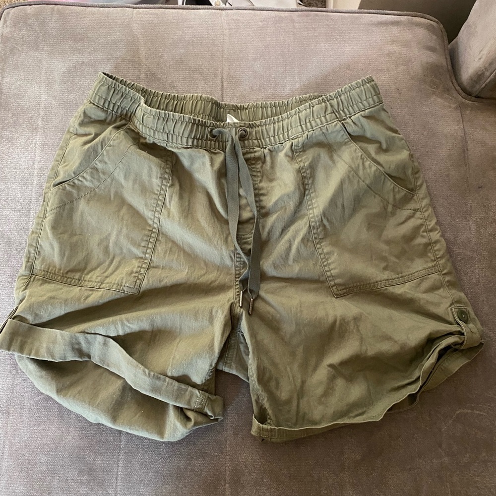 LL Bean Women’s shorts Size medium Color Army Green